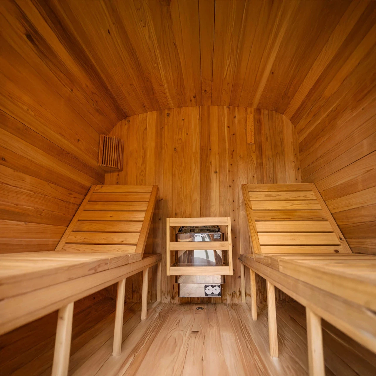 Arnica interior benches